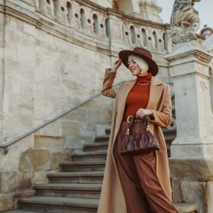 O femeie stilată purtând un palton camel