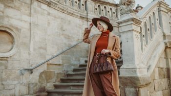 O femeie stilată purtând un palton camel